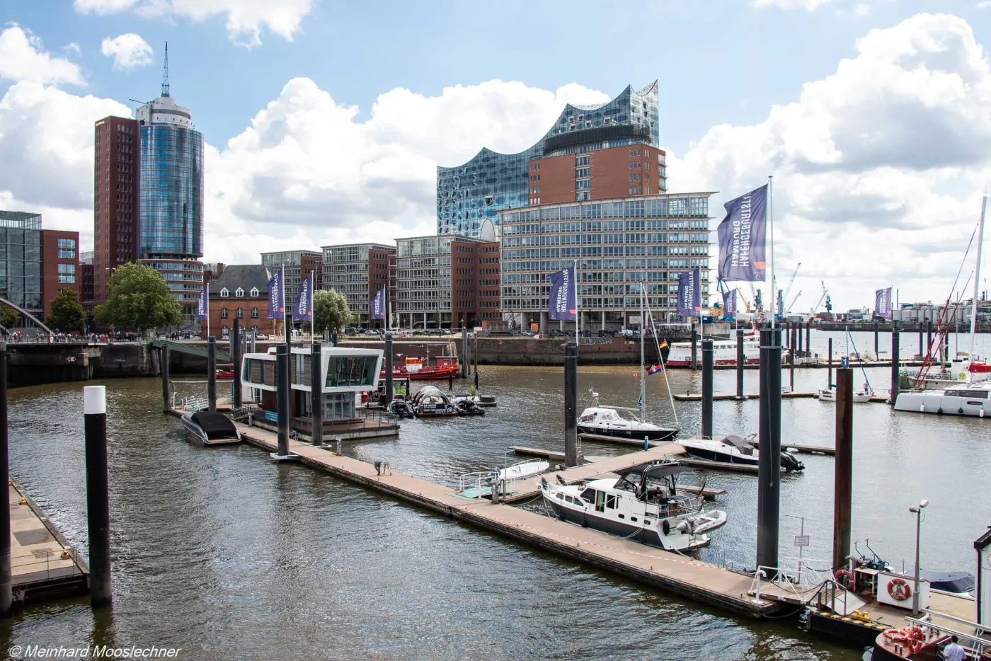 Die Elbphilharmonie und die Marina in der Hamburger HafenCity